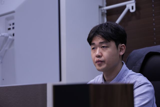 음주운전으로 법무법인 베테랑을 방문한 의뢰인의 사건 기록을 보는 심광우 변호사 이미지