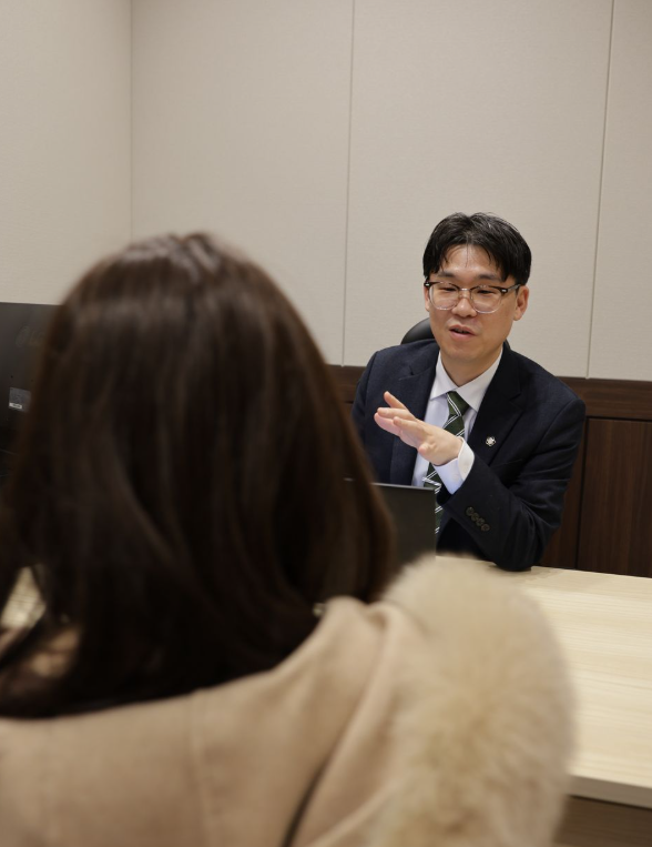 수원사기죄고소전문, 법무법인 베테랑 전문 변호사가 상담하는 모습